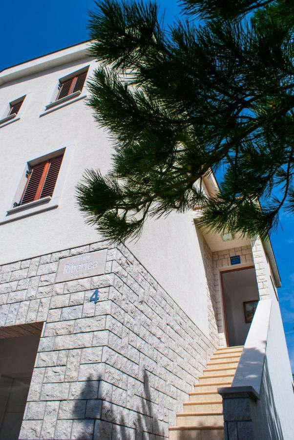 Apartmani Ribarica**** Karlobag Bagian luar foto