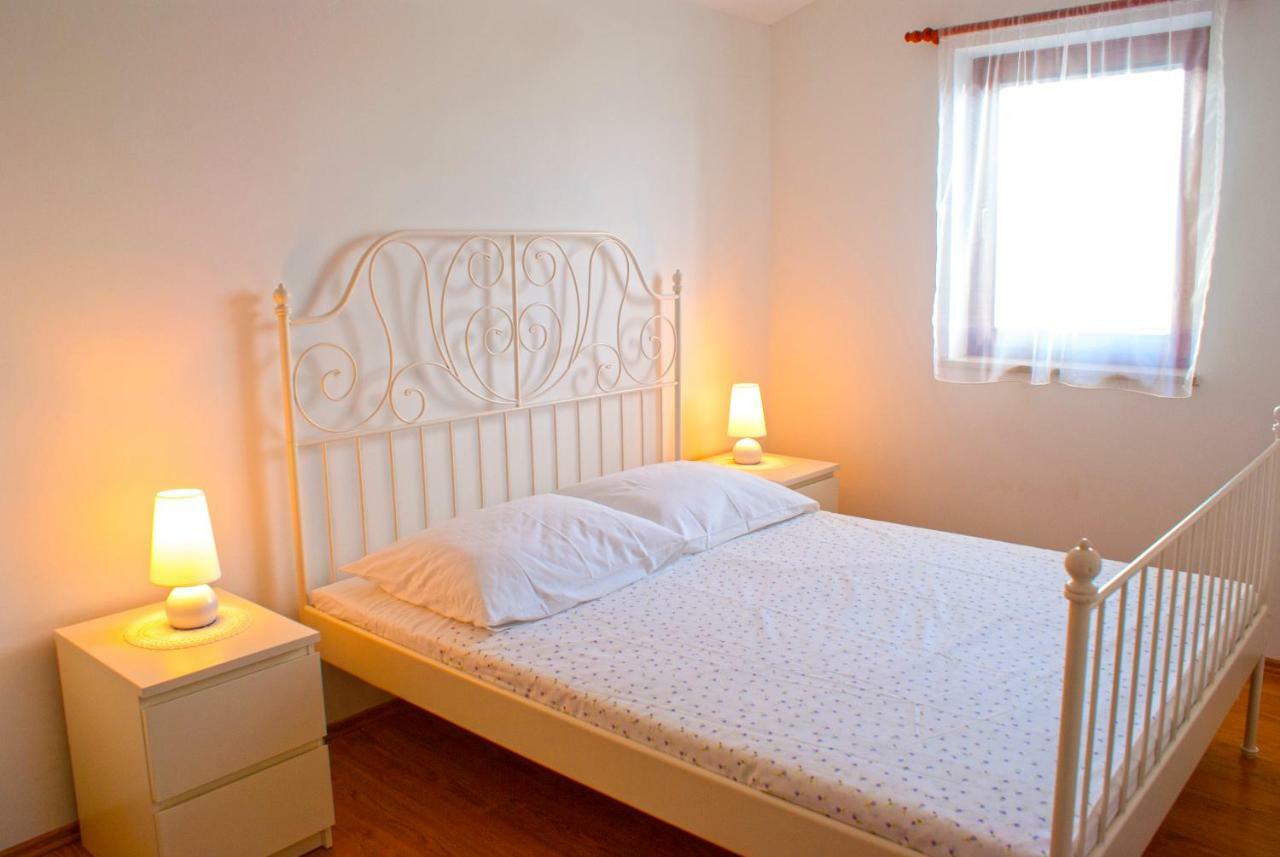 Apartmani Ribarica**** Karlobag Bagian luar foto